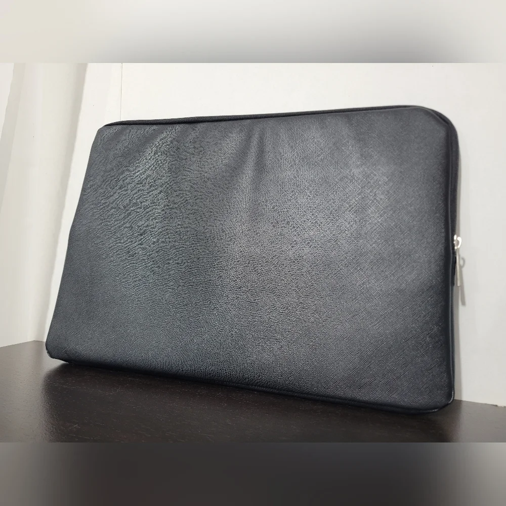 GUESS Los Angeles Black Laptop Zipper Case – Sleek Protective Sleeve for 14